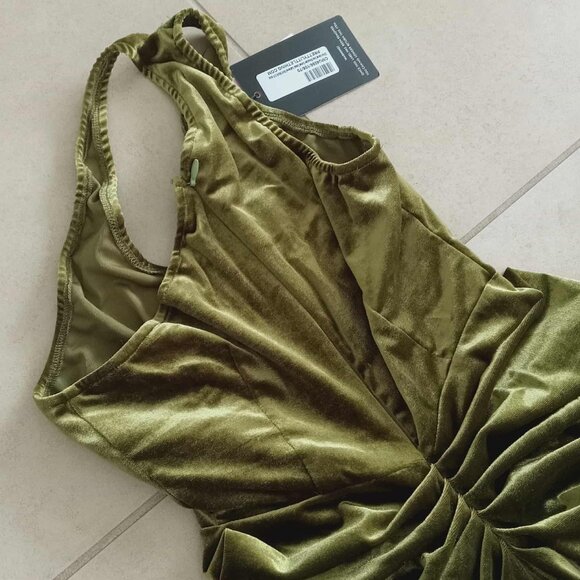 Pretty Little Thing Velvet One Shoulder Corset & Ruched Skirt Midi Dress - Picture 7 of 10